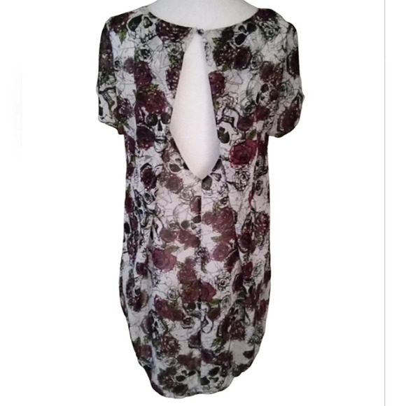 Hot Topic Women's Skull & Roses High Low Hem Blouse Size Large - Picture 5 of 11
